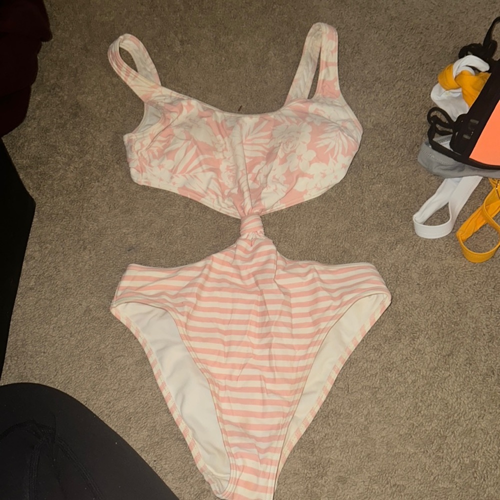 ⭕️MOVING SALE SEND ME AN OFFER‼️⭕️ Abercrombie one piece bathing suit